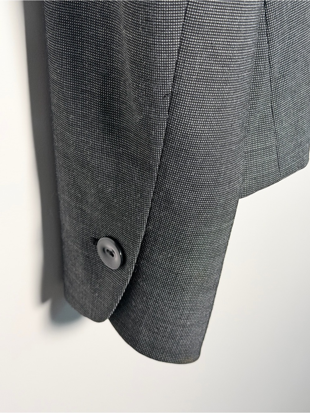 Classiques Entier Gray Two-Button Tailored Blazer - Picture 7 of 11